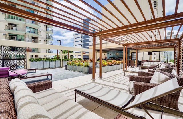 Renovated Central 10th Floor Oceanfront Waikiki Apartment w/ Amenities