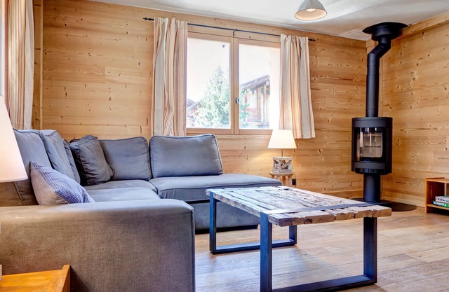 Chalet renovado, 3 habitaciones, a 5 min de los remontes, estufa, parking, admite mascotas
