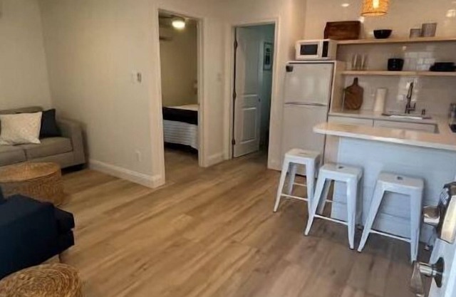 Renovated Coastal cottage, 2.5 blocks from beach!
