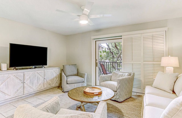 Renovated dog-friendly townhome with new furnishings, resort pool & beach club