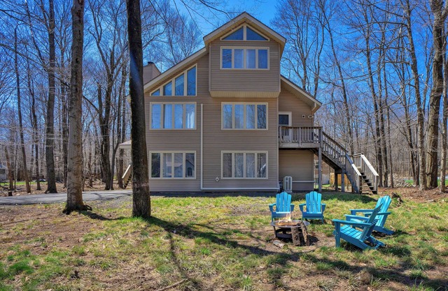 Renovated Escape in Mountain Resort. Lake, Pool, Kayak, Family and Pet Friendly!