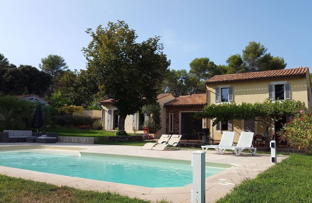 Casa reformada con piscina.
