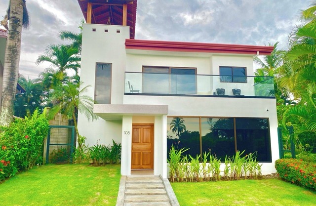 Renovated Large Oceanfront house, 5 bedrooms 4bath w/pool and tropical gardens