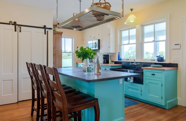 Renovated Matunuck Farmhouse with private access to Potters Pond, double kayak included