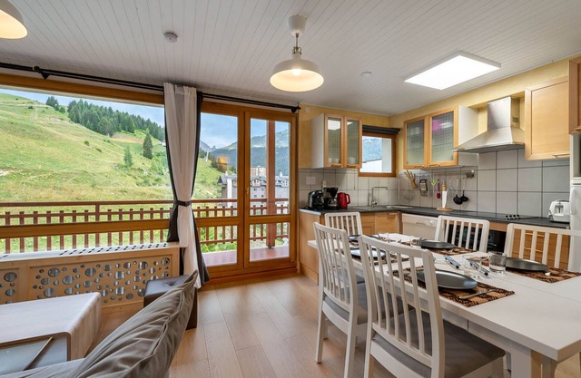 Apartamento moderno renovado con acceso directo a pistas y balcón en Courchevel