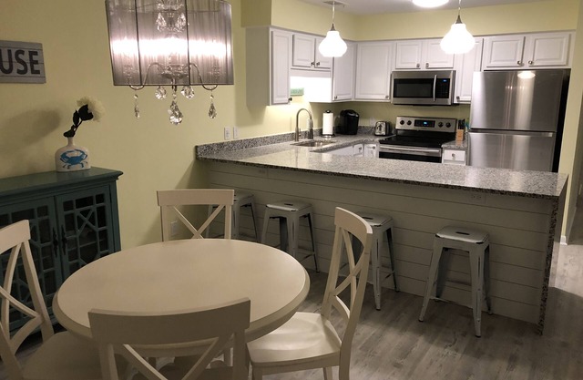 Condominio moderno y espacioso recientemente renovado con vista al mar