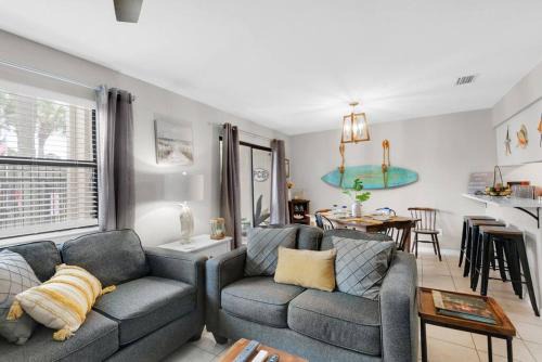 Renovated Ocean Escape Condo-11 pools-community beachhouse bar