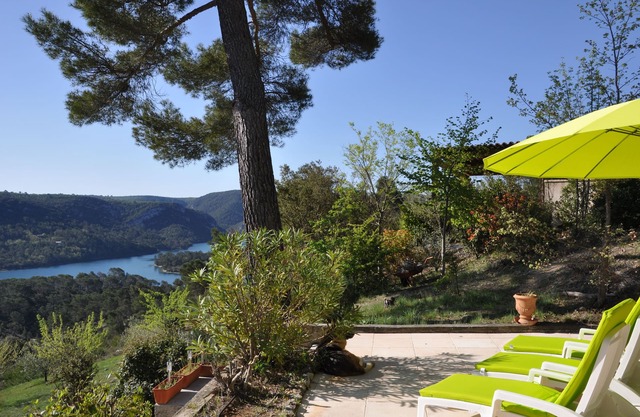 Hermosa casa de campo provenzal renovada con magníficas vistas al lago de Esparron de Verdon
