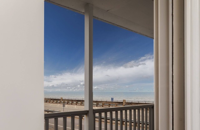 Renovated Studio - 2 Queen Beds - Walk to beach - Kitchenette - Parking