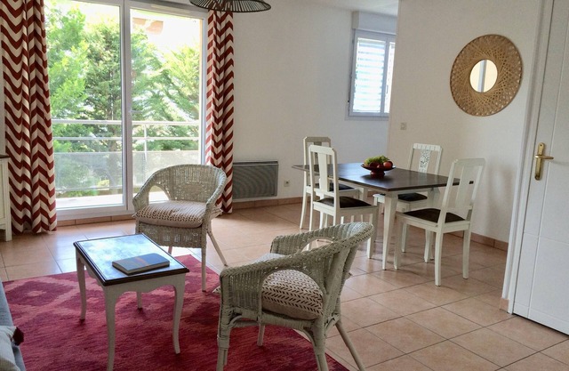 Apartamento renovado de dos habitaciones cerca del hospital