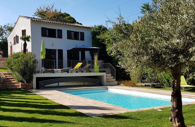 Villa renovada con piscina climatizada y aire acondicionado.
