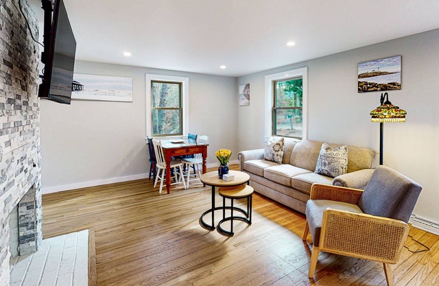 Renovated waterfront home with great deck, 2 kayaks & pond beach access