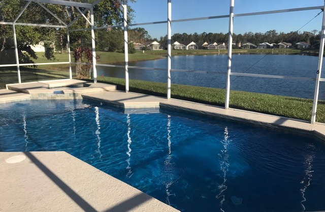 Recientemente renovado en 2018 Waterfront 4 Bed / 2Bath Home 12Min. a Disney y Tiendas