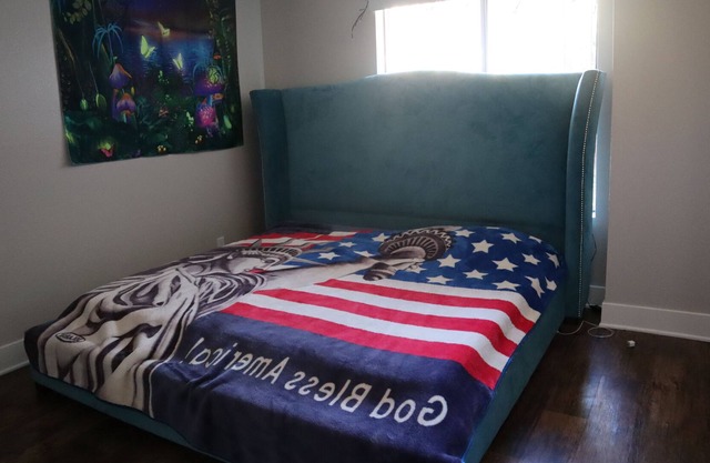 Rent room with DOOR LOCK in 2bed/2bath Calabasas w Pool,Jacuzzi,Gym,Tennis Court