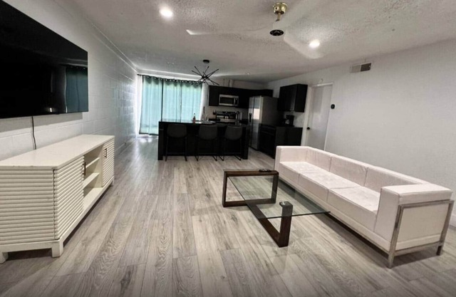 Near Fremont Apartment 3beds,Parking,Pet friendly