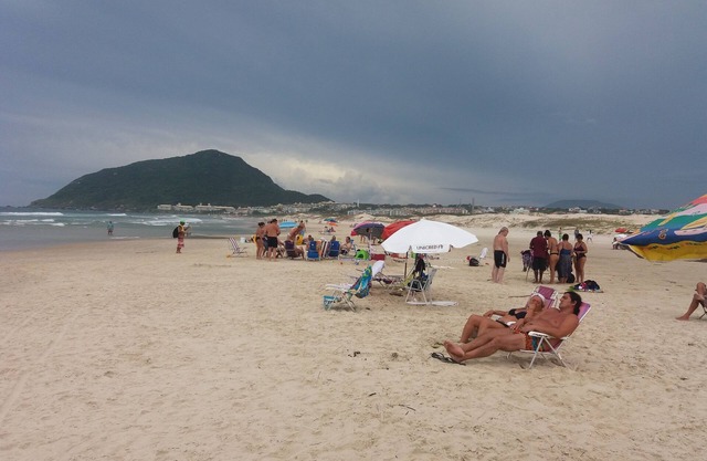 ALQUILER TEMPORADA INGLESES / SANTINHO LUGAR TRANQUILO 850 METROS DEL MAR. WI-FI
