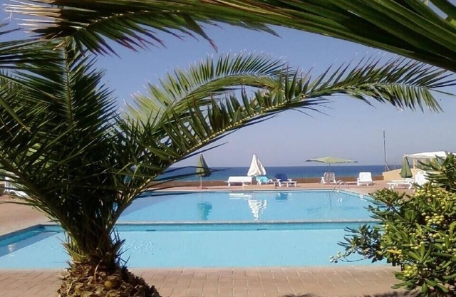 Residencia a 50 m de la playa con acceso privado, 2 piscinas, jardines y deportes.