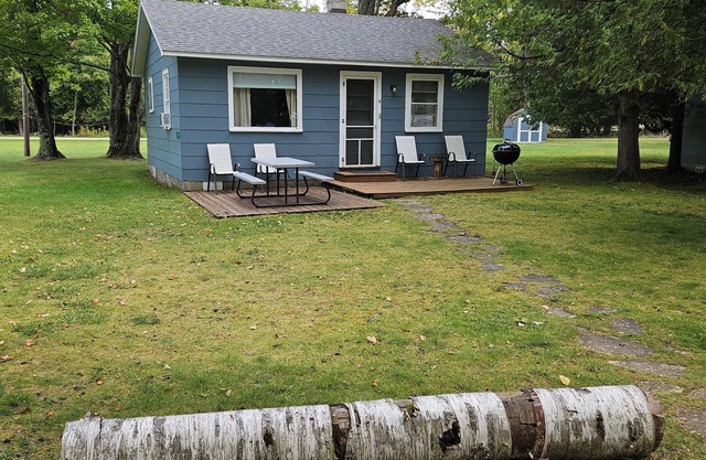 Resort cottage on Big Glen Lake! Kayaks & fire pit!