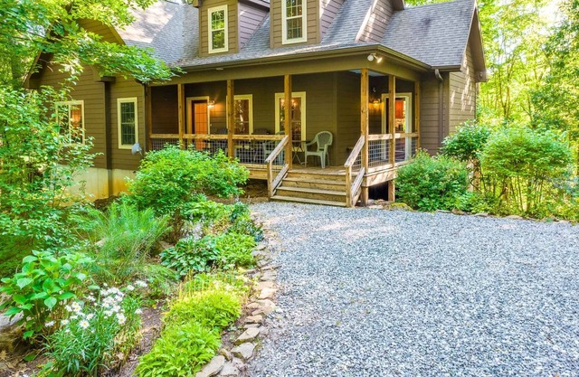 Rest on the Rocks - A Charming home nestled in a canopy of forest trees and mountain rocks!