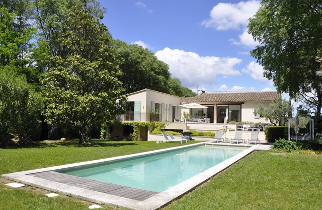 Casa de campo restaurada, cerca del pueblo, tranquila, piscina climatizada, magníficas vistas Alpilles