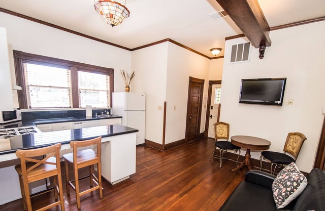 Restored Victorian Downtown 2 Bedroom