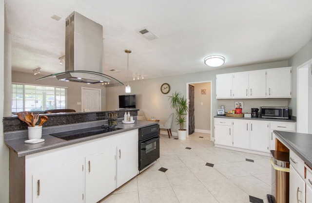 4 Bedroom Home. Near Cal Expo, CSUS, Pool, Hot tub