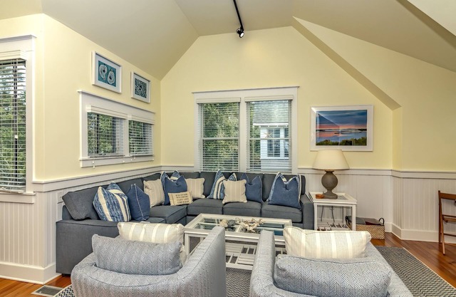Reverse floor plan cottage with screened in porch. Nature views!