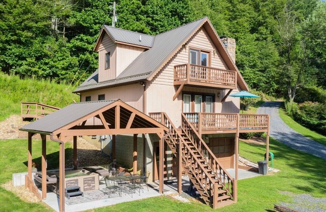 Cabaña River Run-River Front con chimenea, capacidad para 6, 3 dormitorios, 2 baños, Wi-Fi