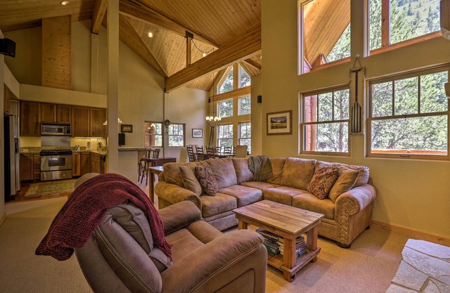 ¡Acogedora casa de pueblo Alpine Meadows en el río Truckee!