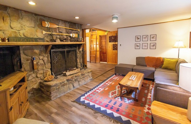 Riverfront Cabin, Ideal Location - Family and Pet Friendly w/ Hot Tub!