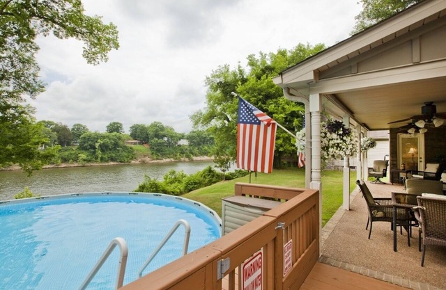 Frente al río, kayaks, muelle, juegos, piscina, jacuzzi, a 10 minutos de Dwntwn Nashville.