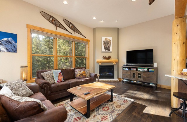 Riverfront Townhome/On Shuttle Route to Slopes/Hot Tub Access