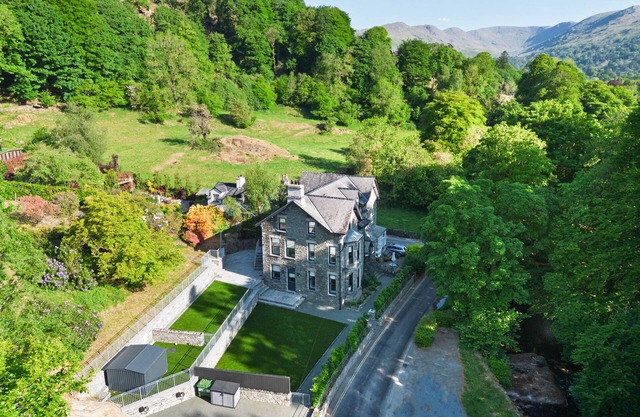 RIVERSIDE, family friendly, luxury holiday cottage in Ambleside