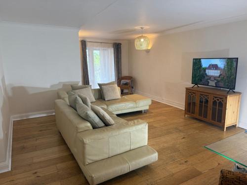 Riverside Flat with Pool,Jacuzzi,Sauna