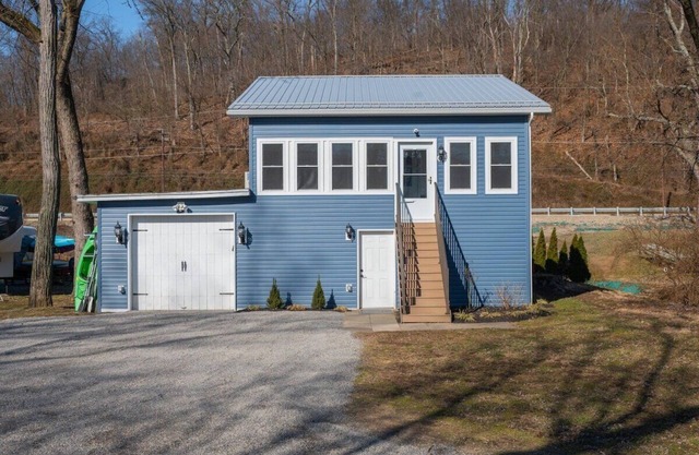 Riverside Vista | Fire Pit, Sunroom + Kayaks!