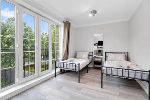 Riverview, studio style room near station R3