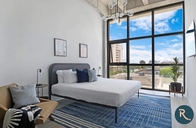 Roami | 10 min walk to Biscayne Plaza| Studio