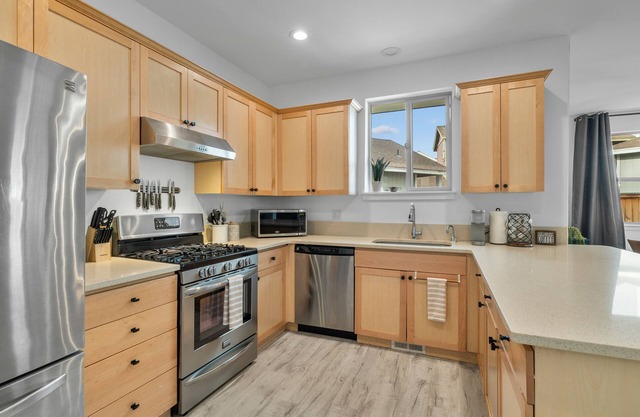 Rocca Way Getaway – Scenic 3 BDR w/ Private Hot Tub, Min to Old Mill District!