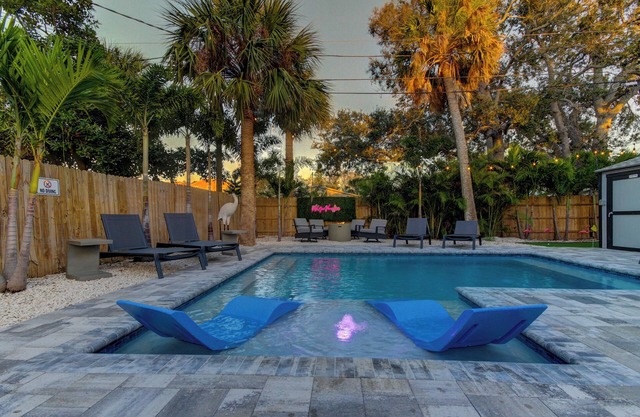 Rockin Retreat- Triplex w/ heated pool, Steps to beach, fire pitt, and putt putt