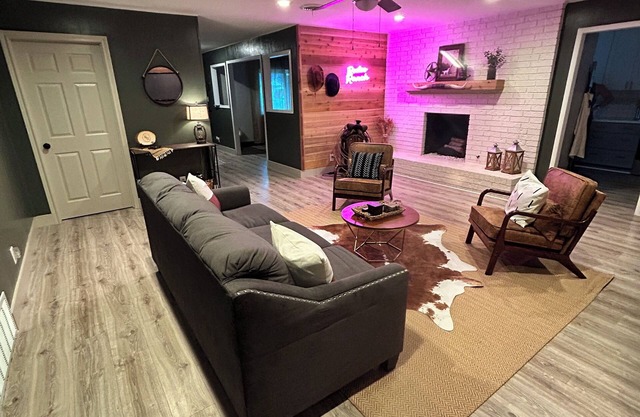 Rodeo Ranch River District. Near all attractions. Sleeps 9, Fenced yard, Pets ok