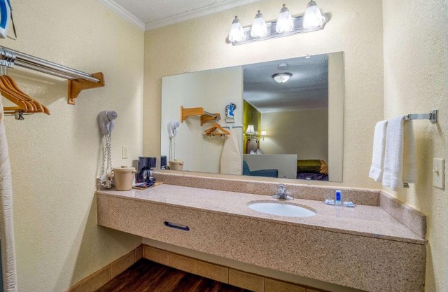 Rodeway Inn & Suites Fort Jackson