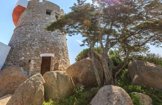 Romántica torre de la Edad Media en la costa de Cerdeña