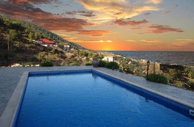Romantic 3-bed villa w/fireplace & pool overlooking the Mediterranean