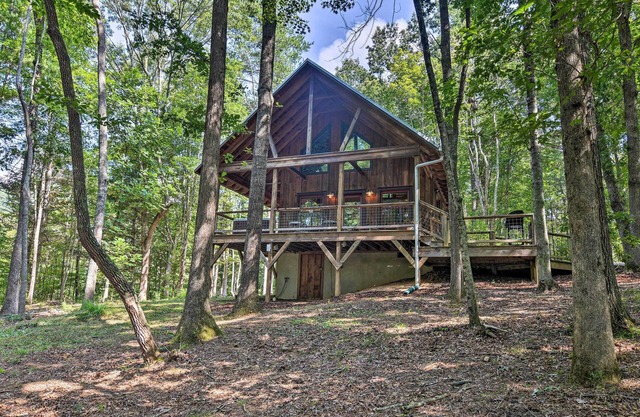 ¡Romántica cabaña en el área de Asheville con terraza y bañera de hidromasaje!