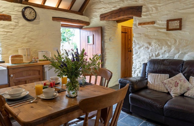 Romantic dog friendly 1-bedroom cottage in Pembrokeshire countryside
