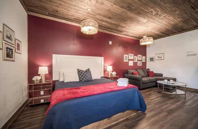 Intimate Getaway Steps from the River