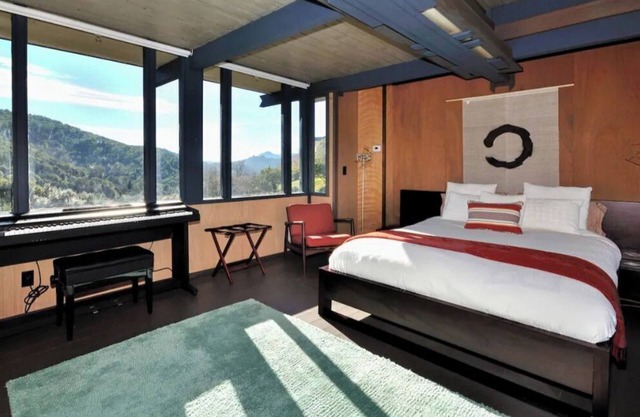 Romantic Onsen Retreat Mid-Century Suite, Pool, Views, Sauna!