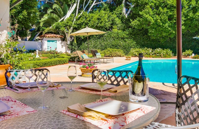 Villa de estilo español, piscina, a pie de playa, romance y encanto!