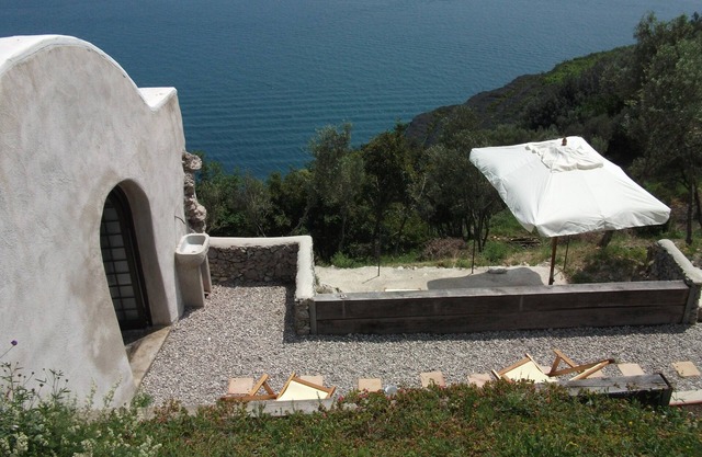 Romántica suite de encanto con terraza con vistas al mar de Amalfi y aparcamiento privado.