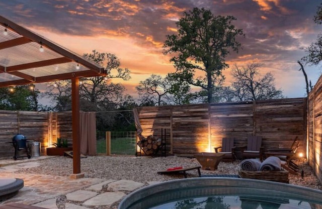 Romantic Tiny Luxury Retreat w/ pool & sauna